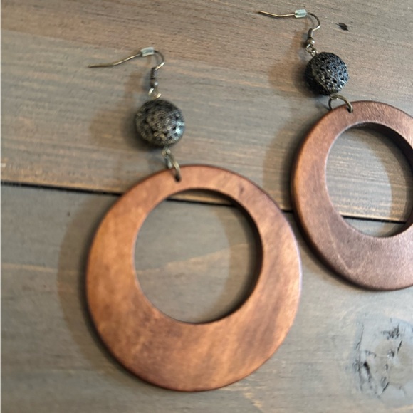 Le Chateau wooden hoop earrings - Picture 5 of 7